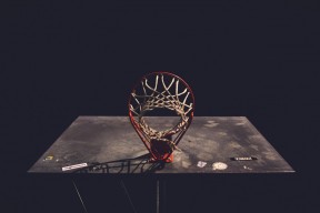 场边替补积极投入热身等待上场时刻展现专业态度与团队精神，替补随时入场